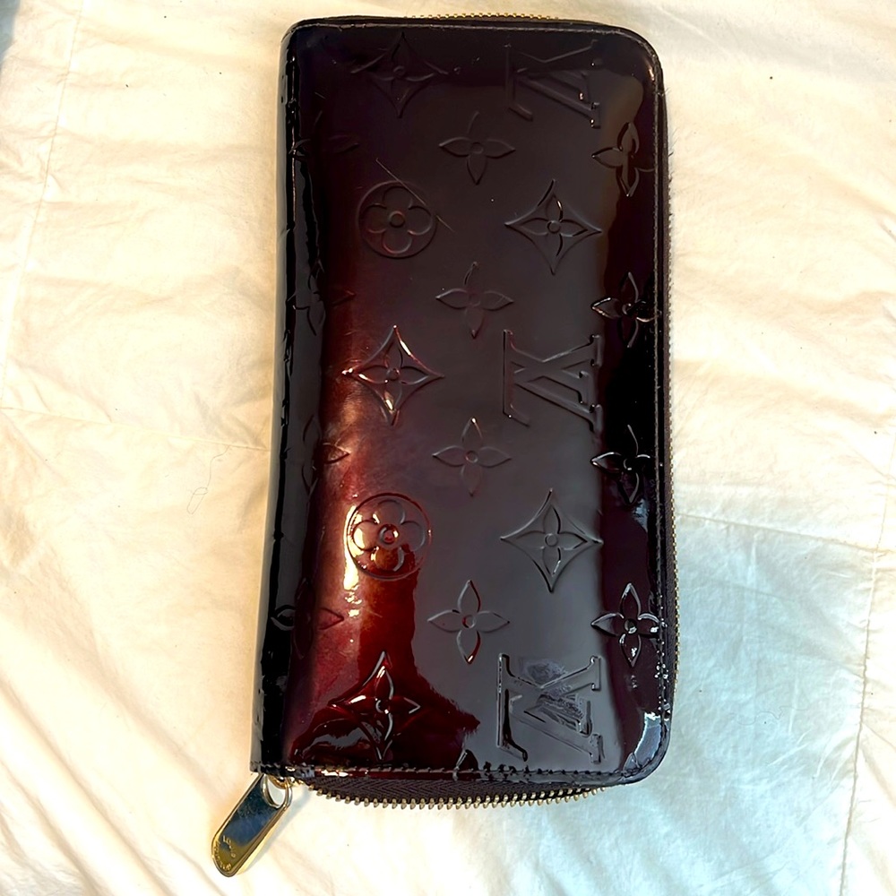 Louis Vuitton - Excellent Condition!!! (Monogram Vernis Leather Zippy Wallet)